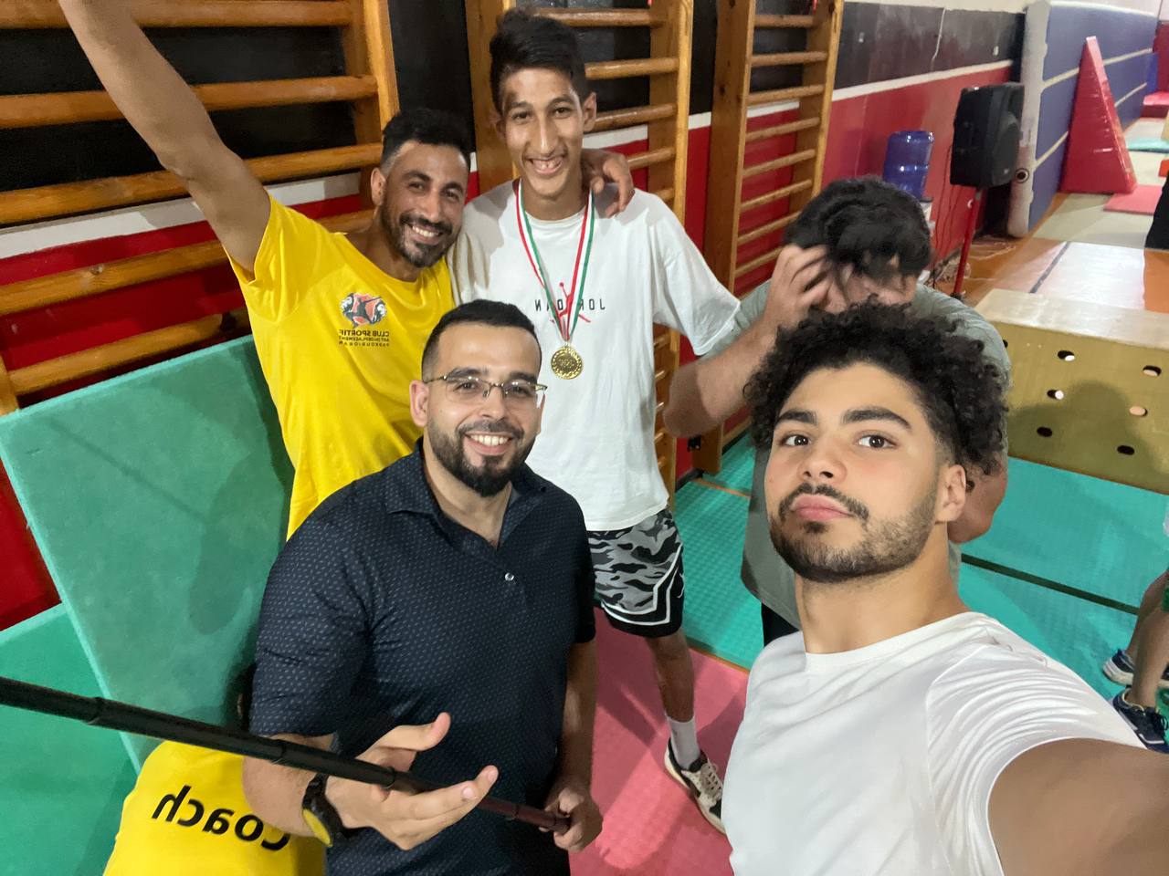 Entraîneurs ADD et médaillé d'or au gymnase